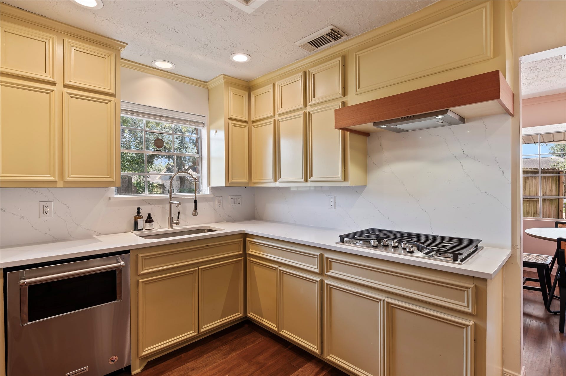 501 Audubon Street, League City, TX 77573 Built in gas range with overhead vent and light. Stainless steel sink with over the sink window and ample cabinet storage.