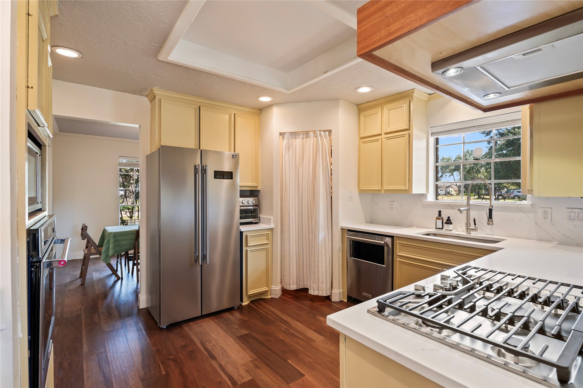 501 Audubon Street, League City, TX 77573 Beautiful kitchen area with tons of counter top space and wood cabinet storage. Stainless appliances throughout.