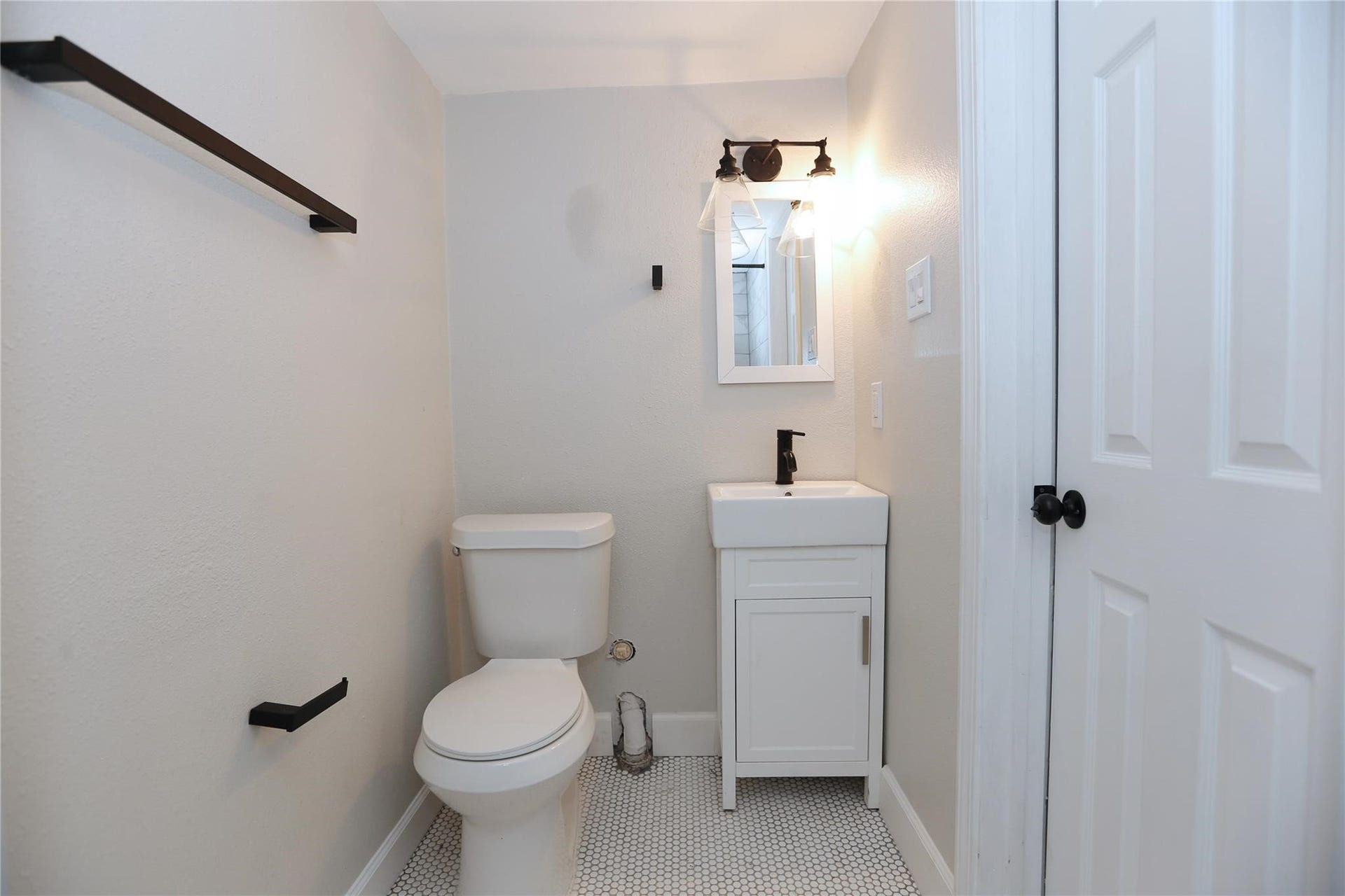 5917 1/2 Sherman Street, #1, Houston, TX 77011 Bathroom