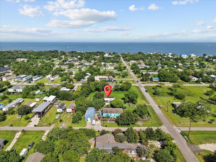 Property photo for 710 Broadway, Dickinson, TX