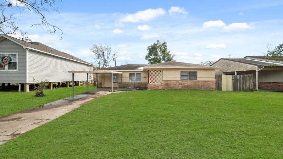 Property photo for 6809 W Bayou Drive W, Hitchcock, TX
