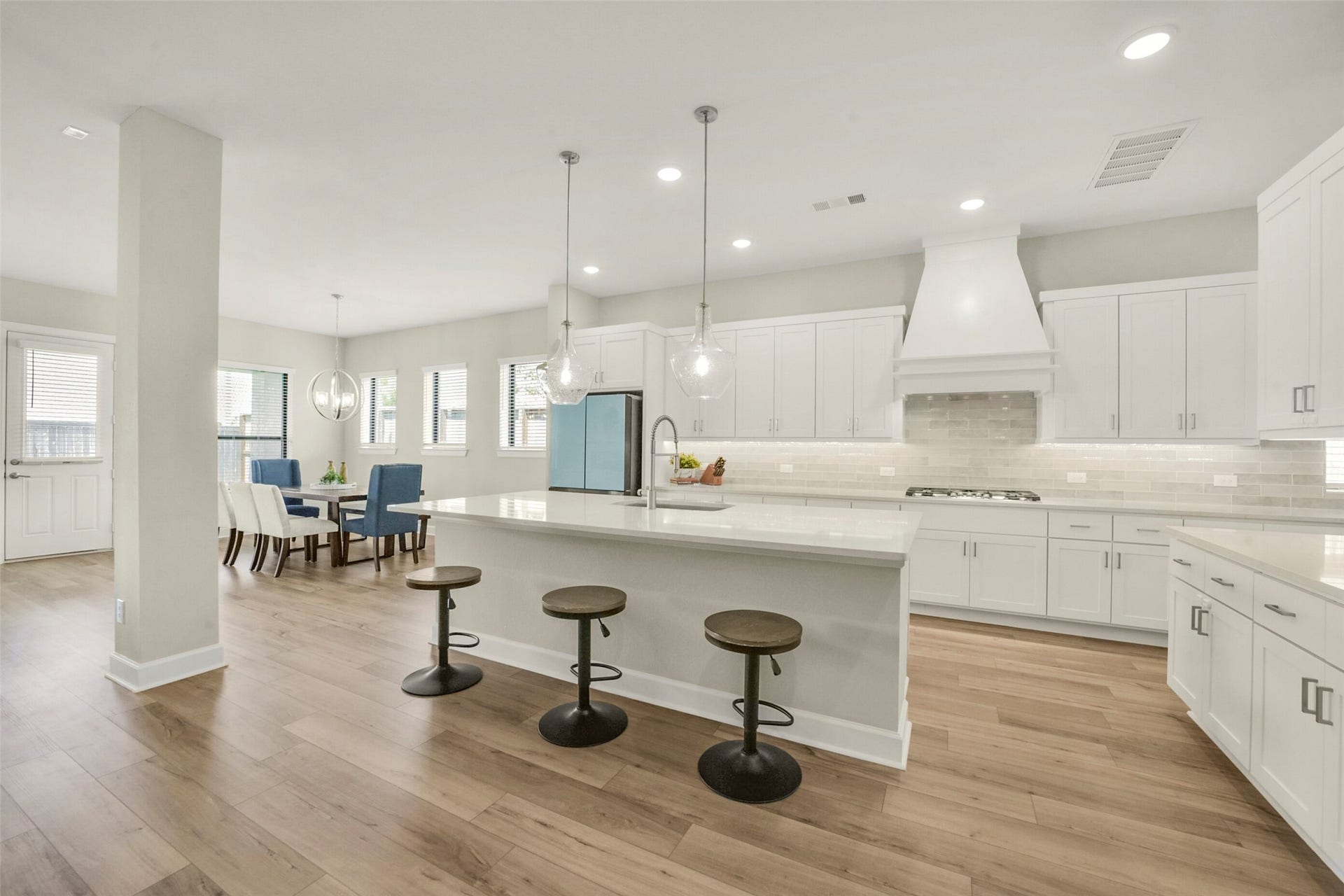 1702 Spring View, Friendswood, TX 77546 1702 Spring View, Friendswood, TX 77546