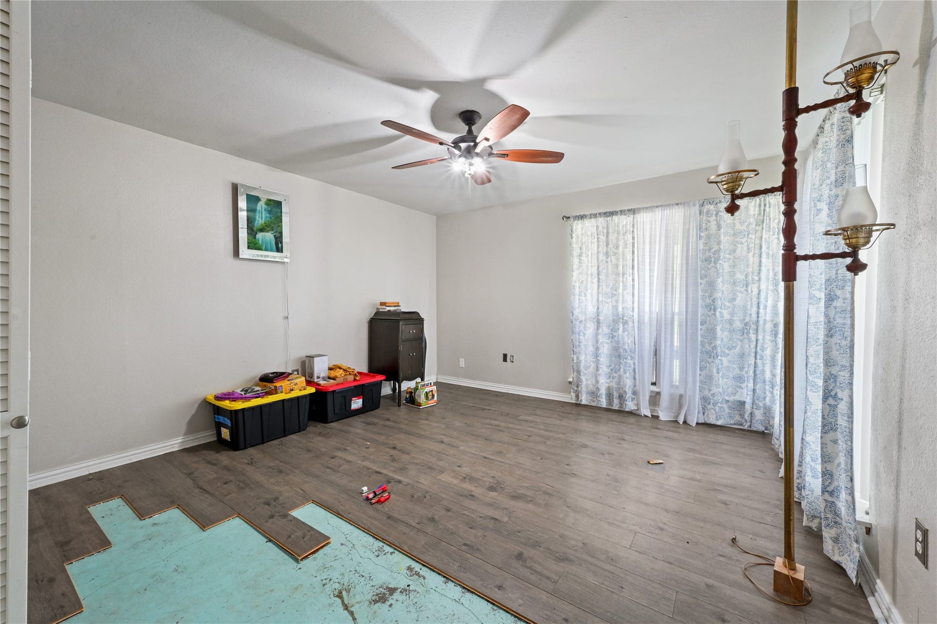107 Harbour Town Lane, Conroe, TX 77356 Generously sized bedroom or bonus room featuring easy-care flooring, a ceiling fan, and large windows that invite plenty of natural light.