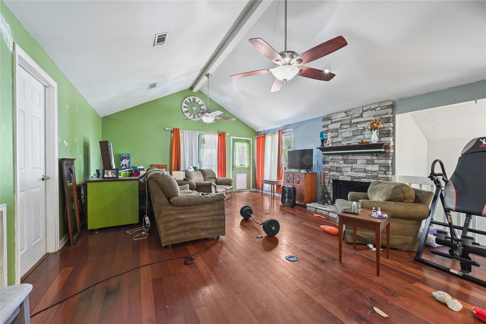 107 Harbour Town Lane, Conroe, TX 77356 Alternative angle of the grand living room, illustrating the expansive floor plan and excellent flow for entertaining.