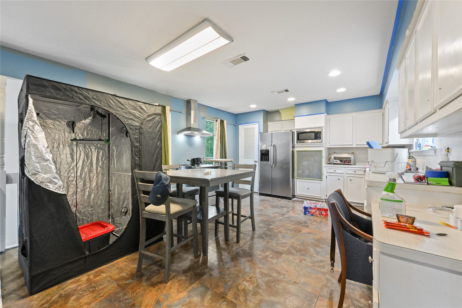 107 Harbour Town Lane, Conroe, TX 77356 Spacious dining area directly adjacent to the kitchen, complete with bright overhead lighting and room for a large dining set.