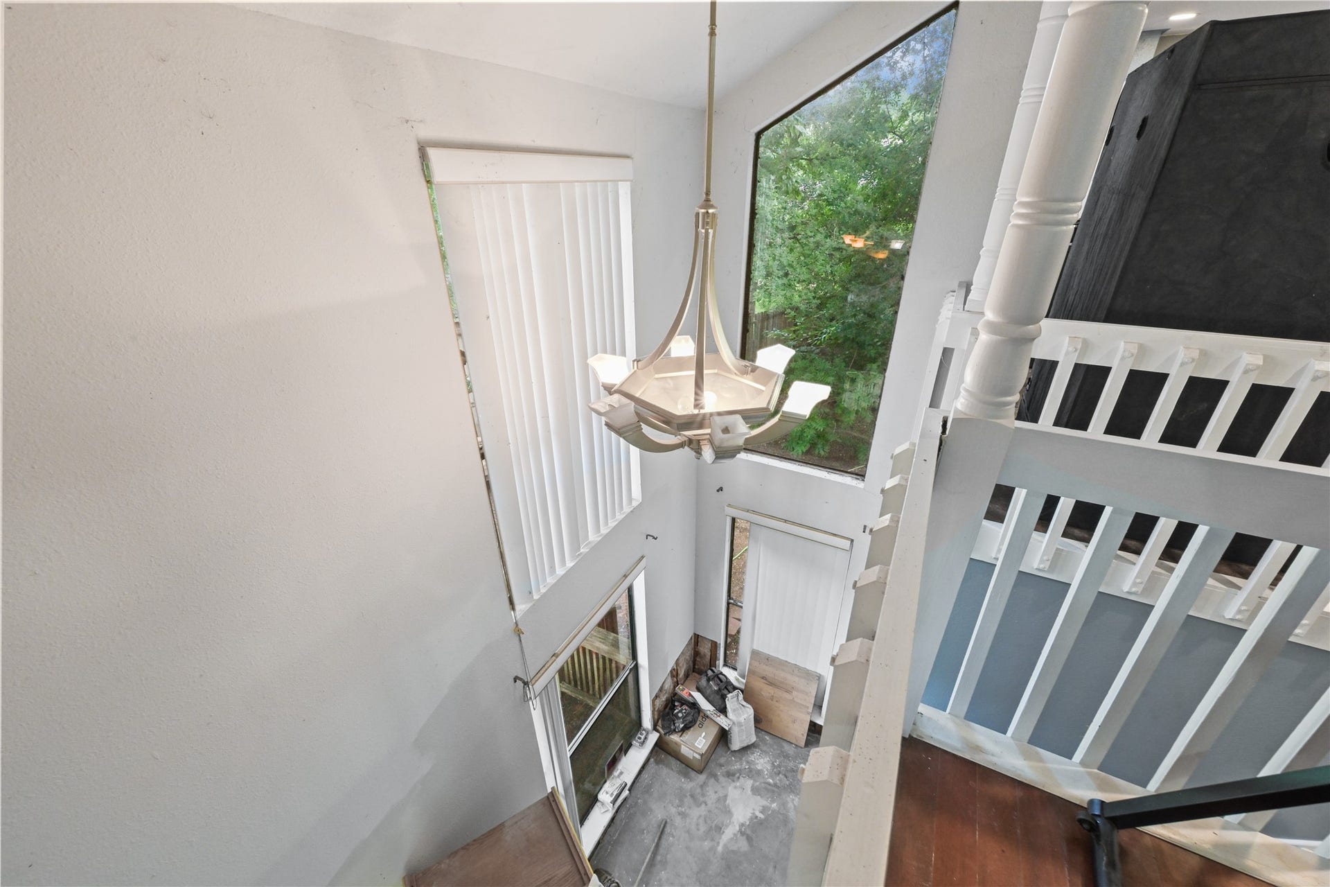107 Harbour Town Lane, Conroe, TX 77356 Bright sunroom or enclosed porch nook featuring large windows and a view to the outdoorsperfect for a reading corner or plant oasis.