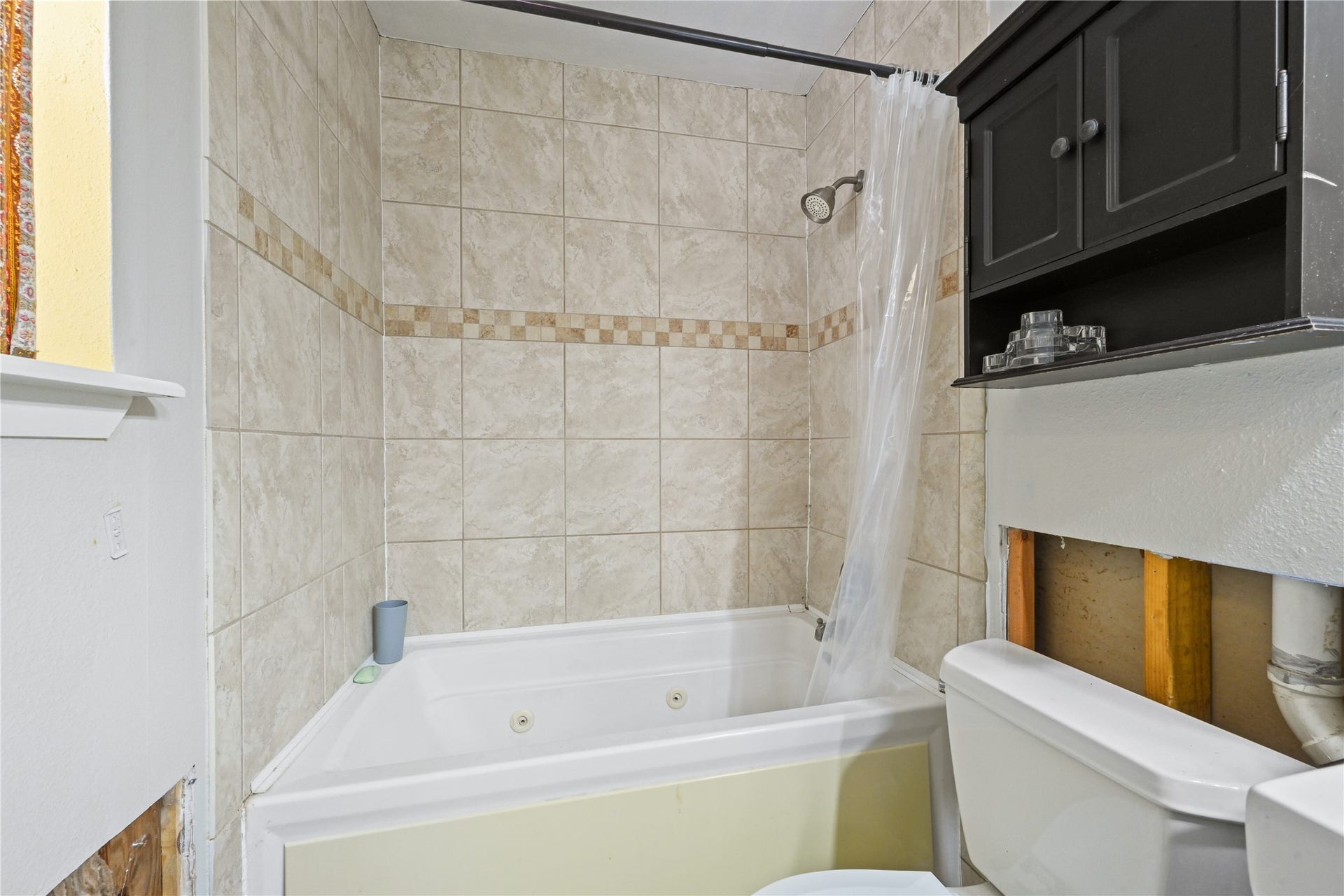 107 Harbour Town Lane, Conroe, TX 77356 Secondary view of the bathroom highlighting the tiled jetted soaking tub, perfect for relaxing.