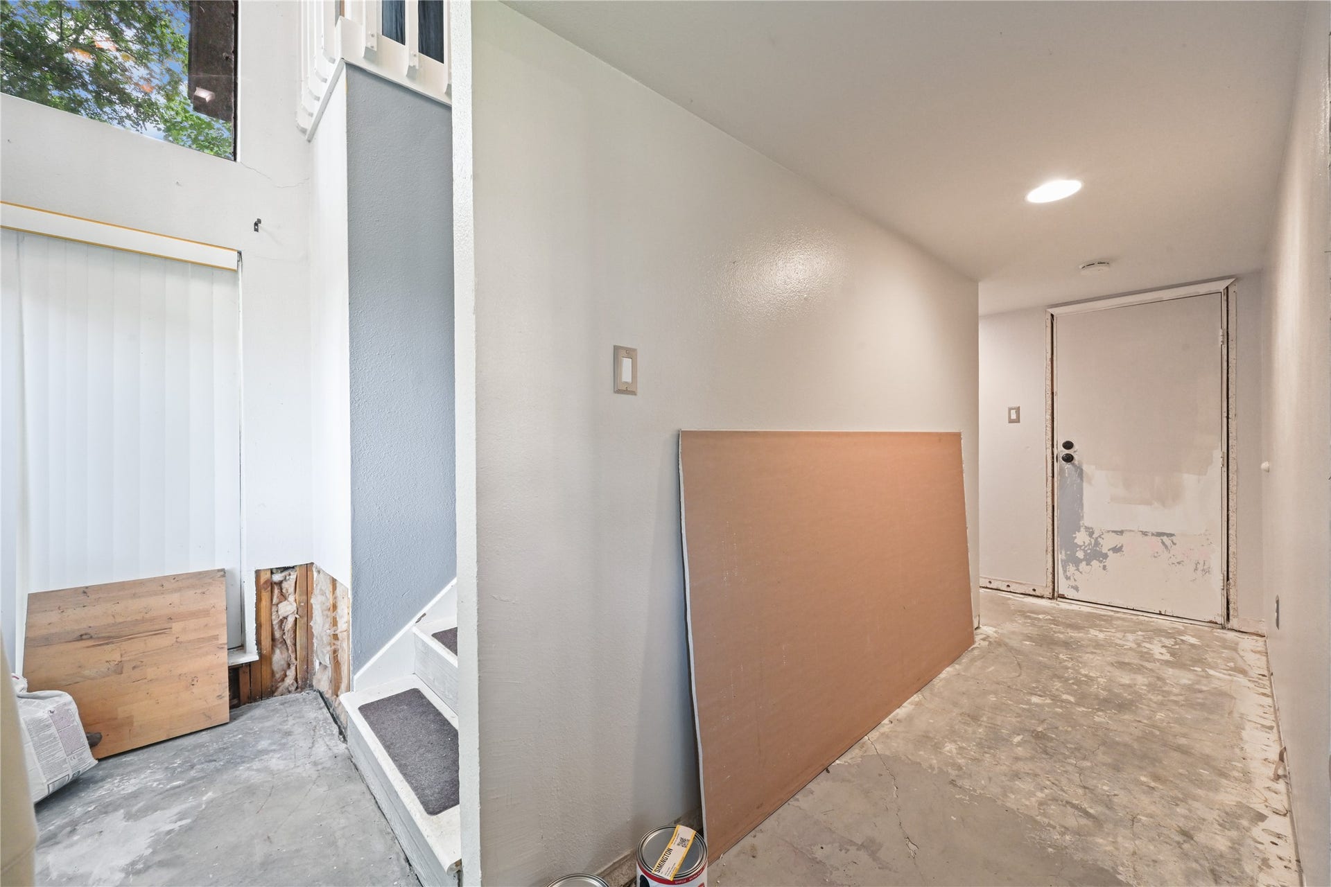 107 Harbour Town Lane, Conroe, TX 77356 Broad entryway hallway featuring high ceilings and direct sightlines into the home, offering a blank canvas for your design touch.