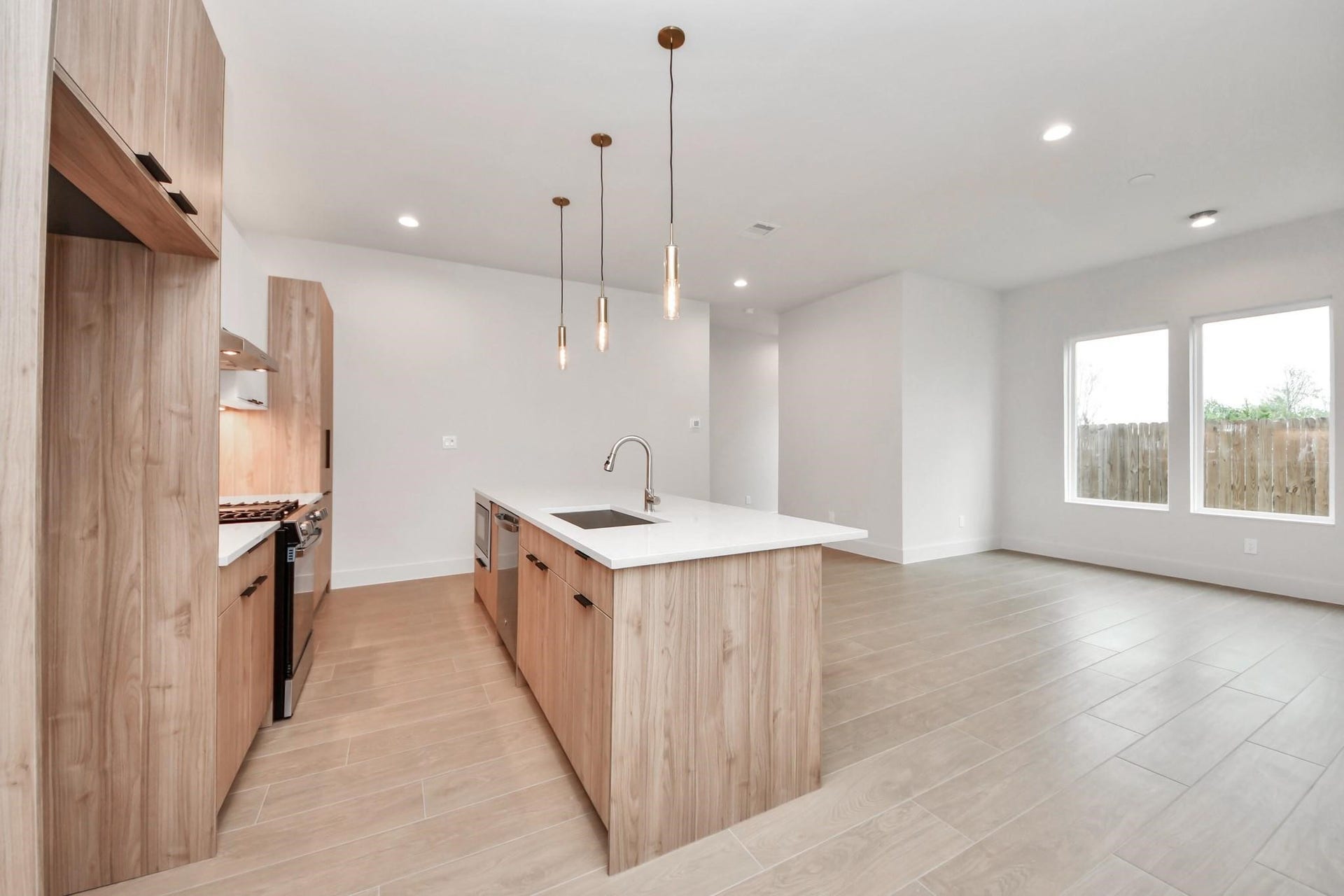 13105 Moncloa Drive, Houston, TX 77047 13105 Moncloa Drive, Houston, TX 77047