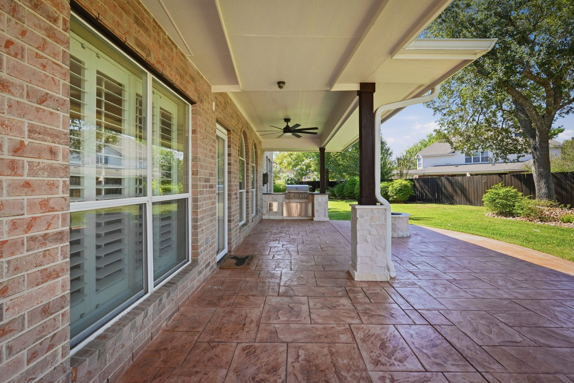 20210 Prim Pine Court, Cypress, TX 77433 Covered patio with outdoor kitchen, perfect for entertaining.
