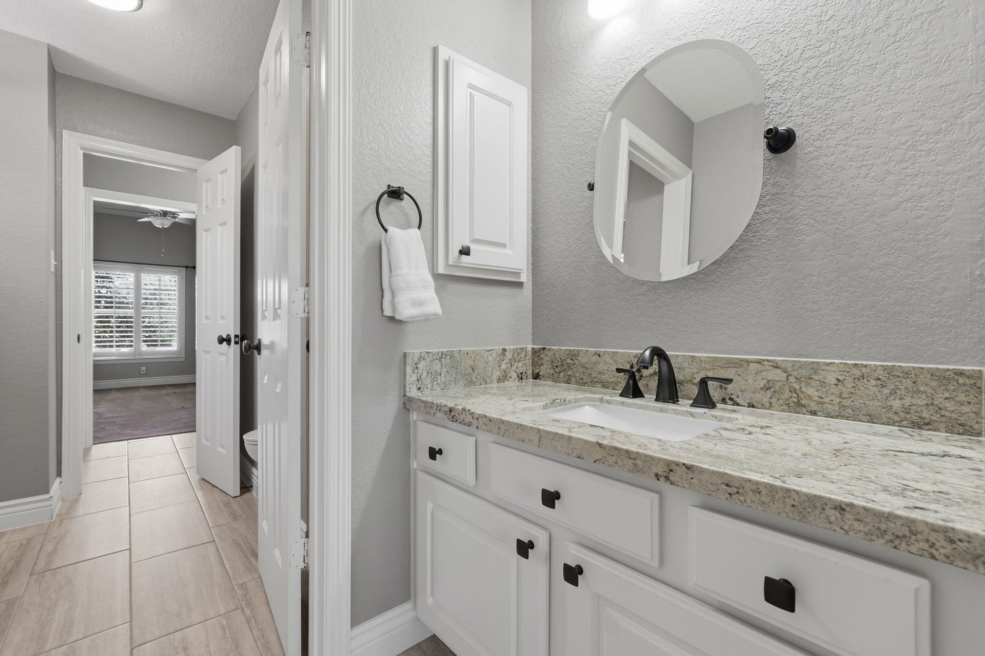 20210 Prim Pine Court, Cypress, TX 77433 Jack-and-Jill bathroom