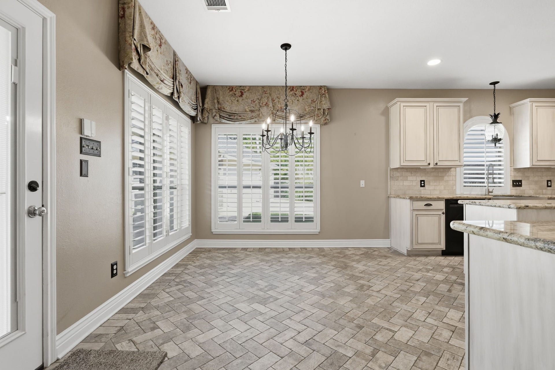 20210 Prim Pine Court, Cypress, TX 77433 Cozy breakfast nook for everyday dining.