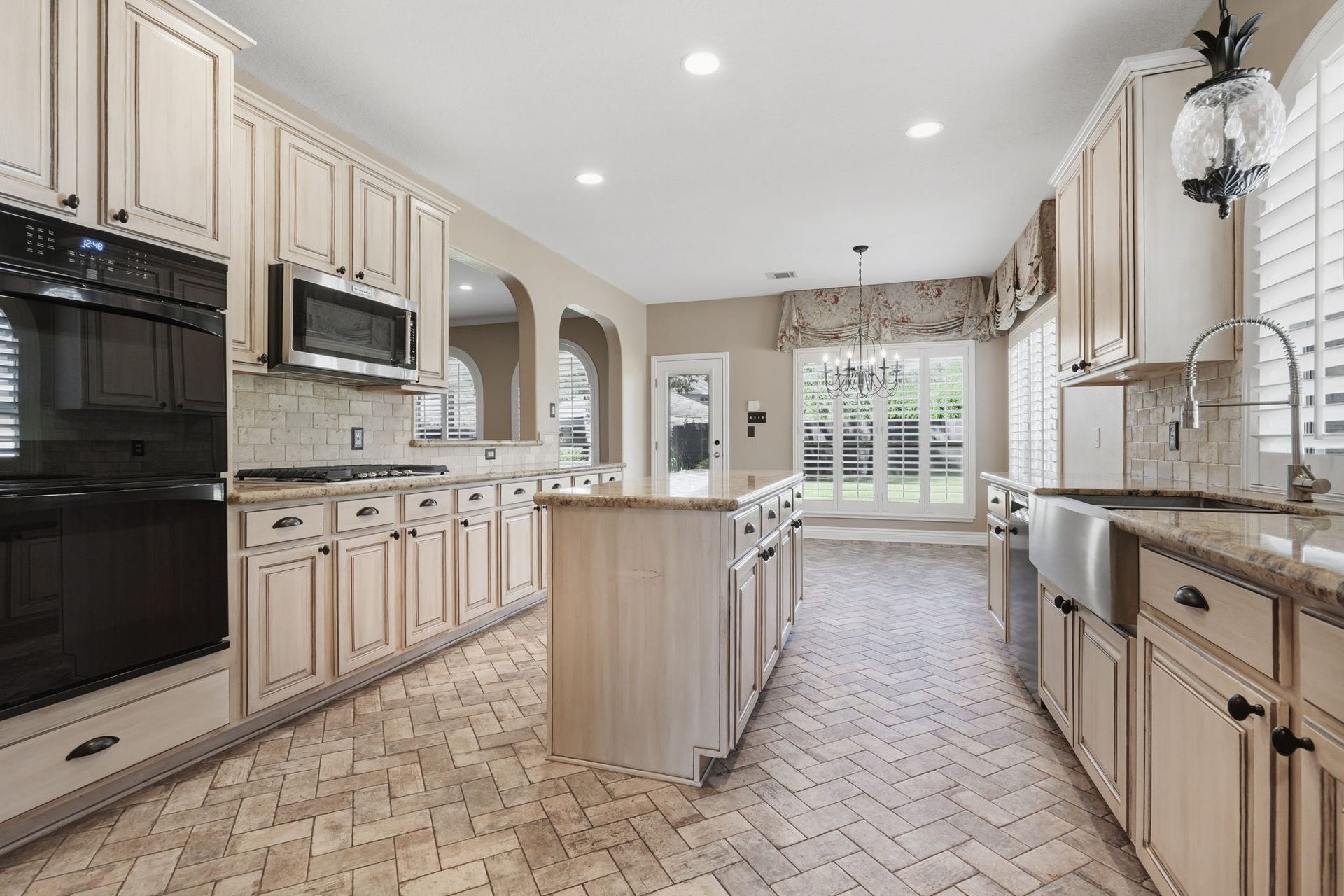 20210 Prim Pine Court, Cypress, TX 77433 Updated kitchen with double ovens.