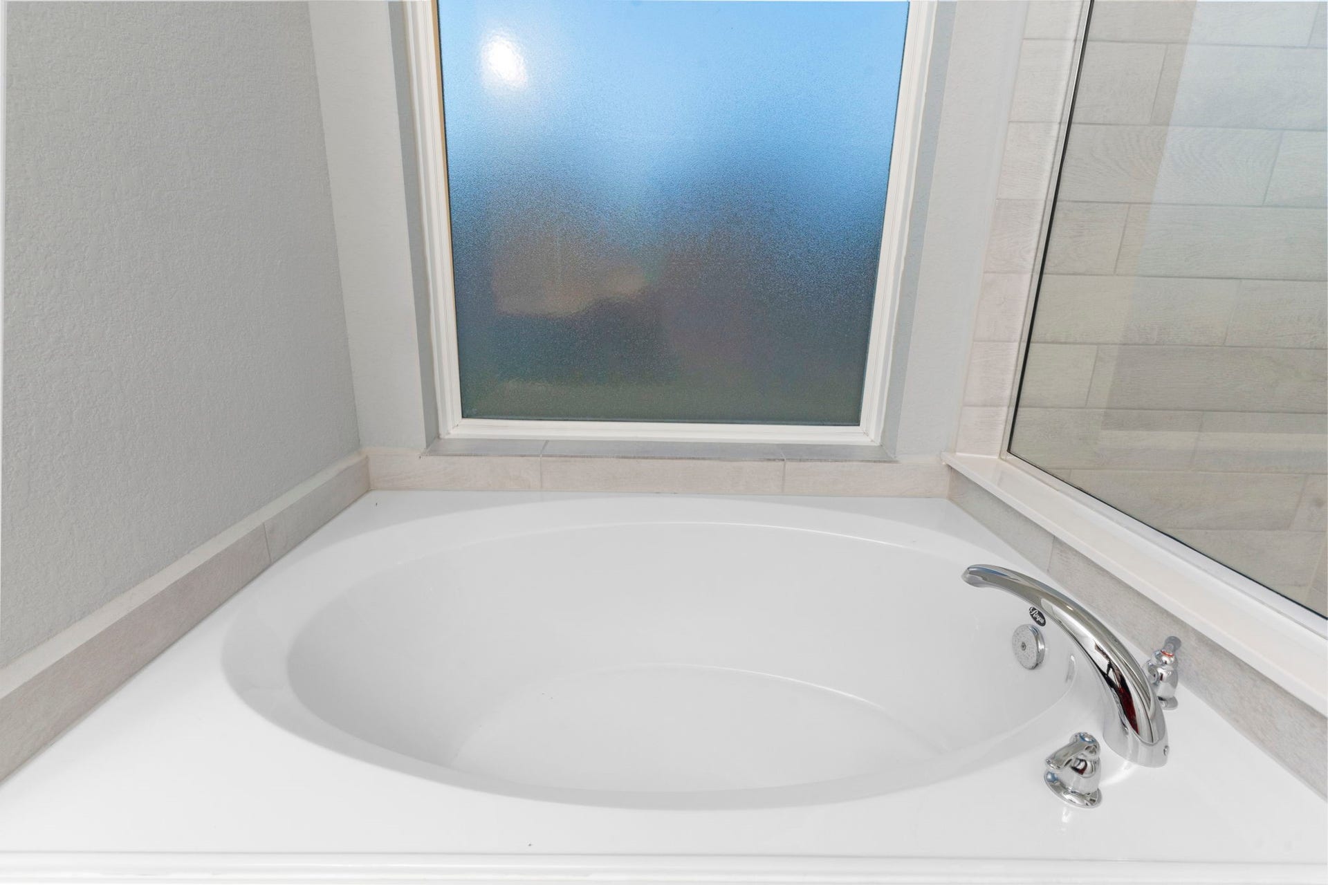 5406 Rustic Ruby Dr, Fulshear, TX 77423 Pristine Soaking Tub in the Primary