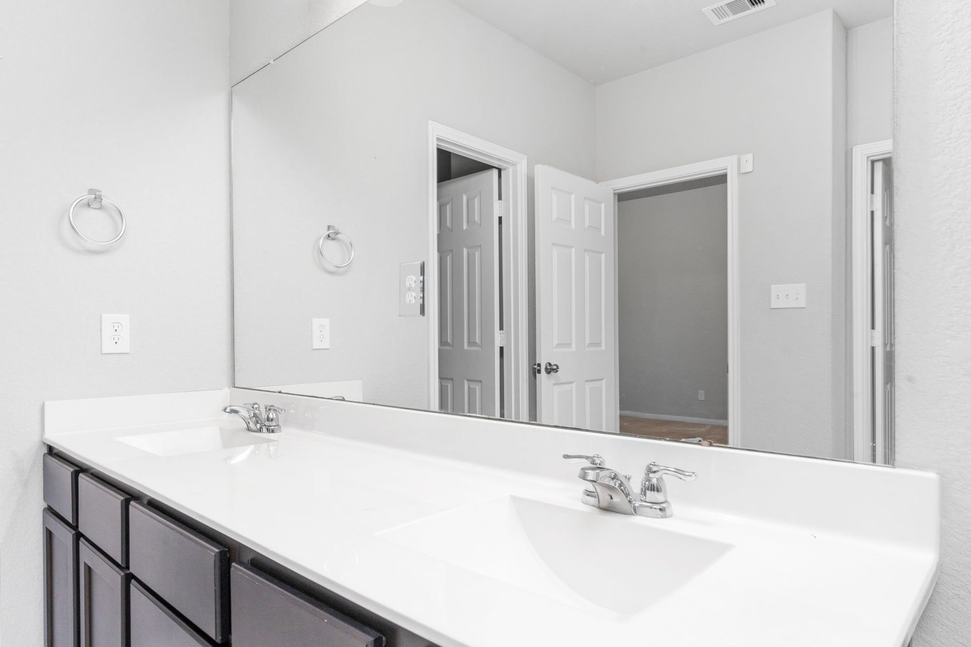 5406 Rustic Ruby Dr, Fulshear, TX 77423 Dual Vanities in the Primary