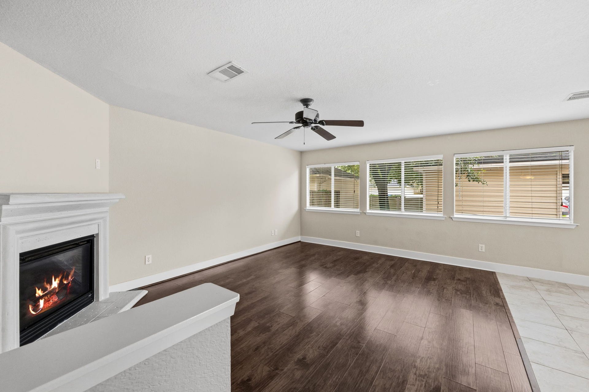 26853 Haileys Manor, Kingwood, TX 77339 Living area/family room with nice natural lighting.