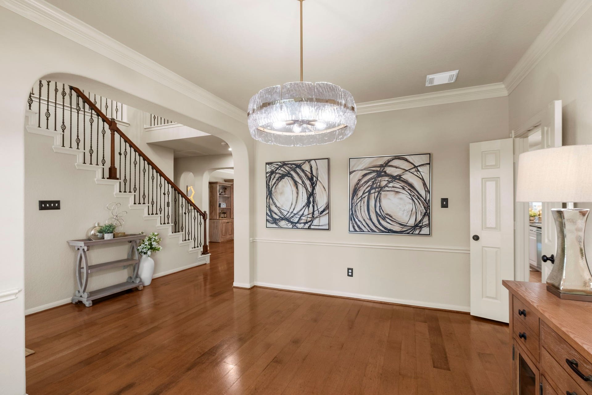 9614 Pennington Lane, Missouri City, TX 77459 Elegant dining space features updated lighting and plenty of room for entertaining.