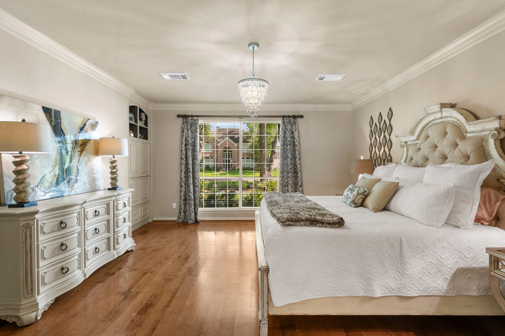 9614 Pennington Lane, Missouri City, TX 77459 Relax and unwind in this serene owner's suite.