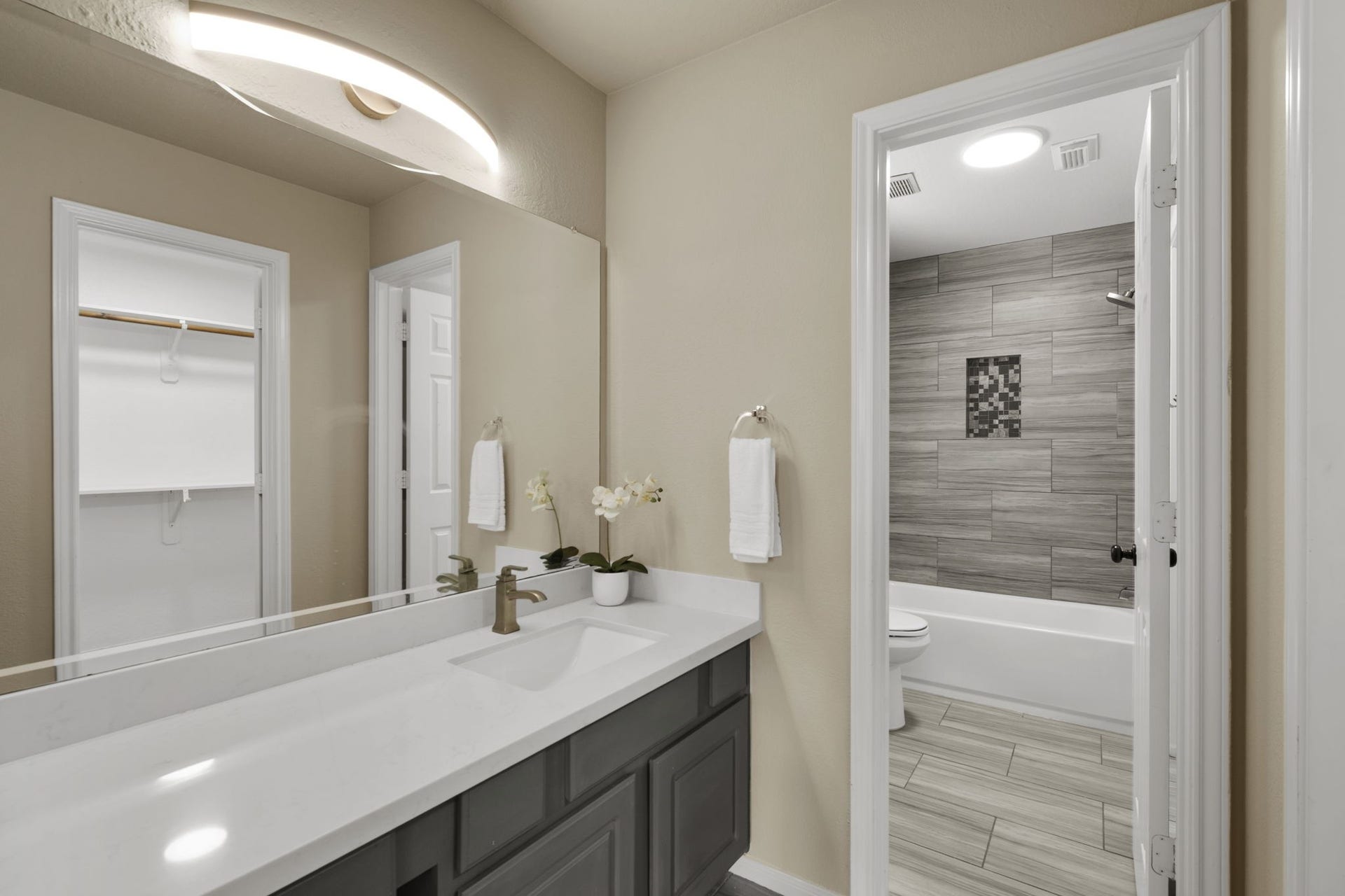 9614 Pennington Lane, Missouri City, TX 77459 Additional remodeled bath offers fresh contemporary appeal.