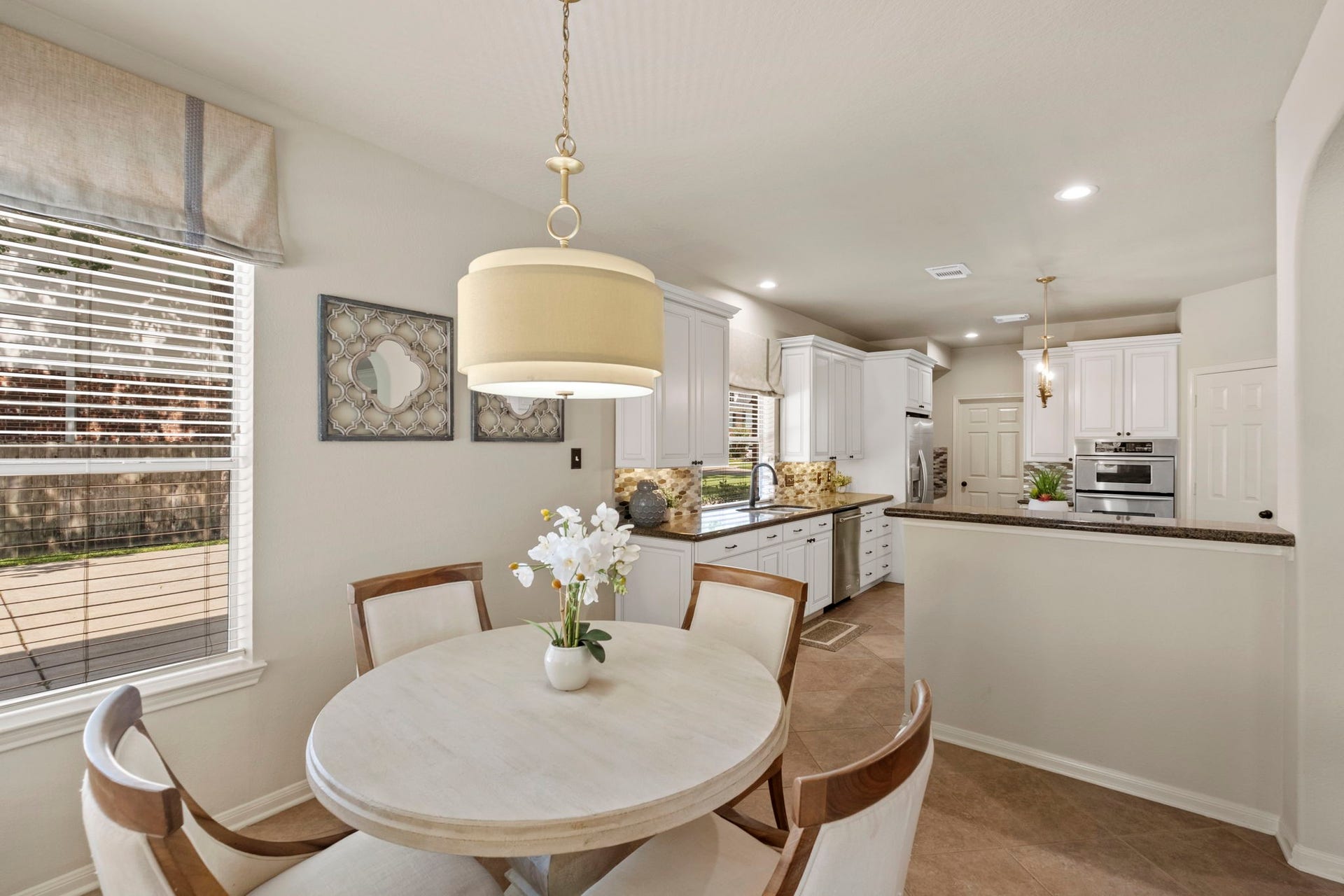 9614 Pennington Lane, Missouri City, TX 77459 Kitchen opens seamlessly to the breakfast area and family room.