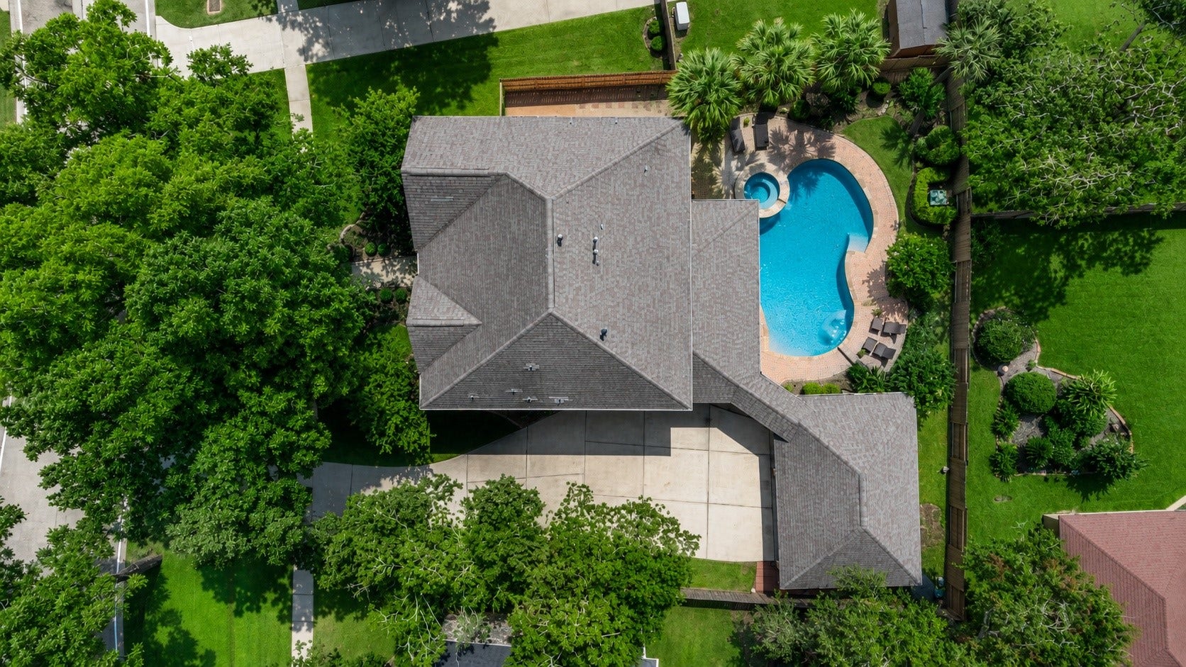 9614 Pennington Lane, Missouri City, TX 77459 Resort style backyard featuring a sparkling pool and attached hot tub.