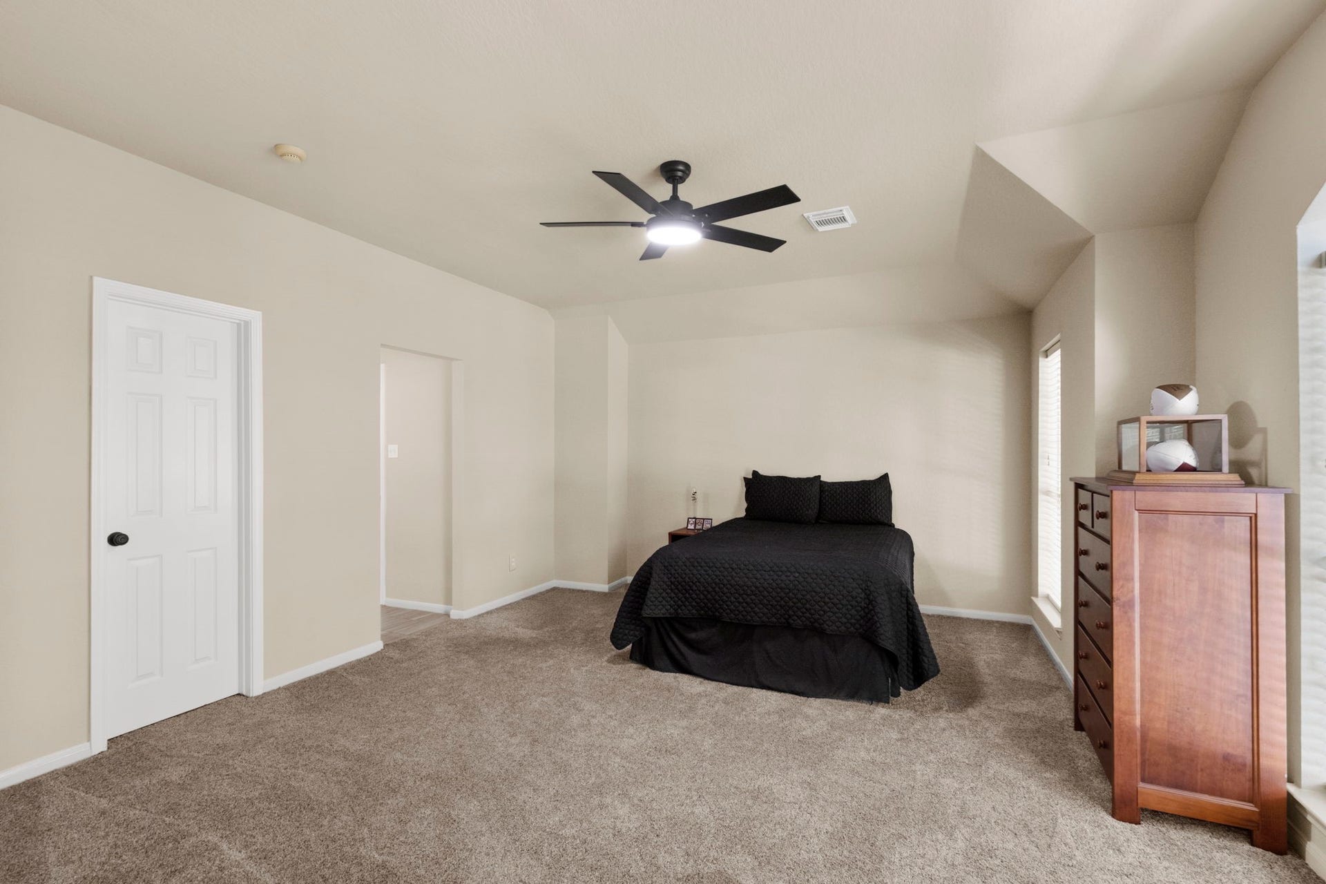 9614 Pennington Lane, Missouri City, TX 77459 Large secondary bedroom features generous closet space.
