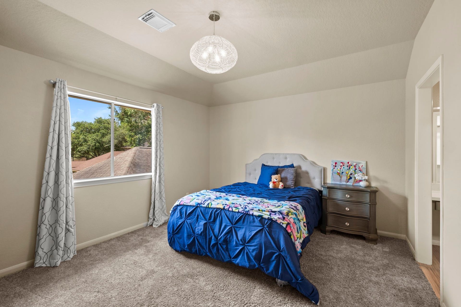 9614 Pennington Lane, Missouri City, TX 77459 Bright guest bedroom offers comfort and privacy.