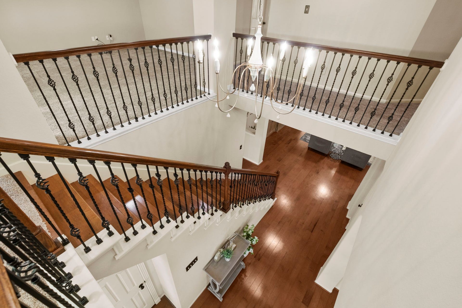 9614 Pennington Lane, Missouri City, TX 77459 Large upstairs gathering area offers endless possibilities.