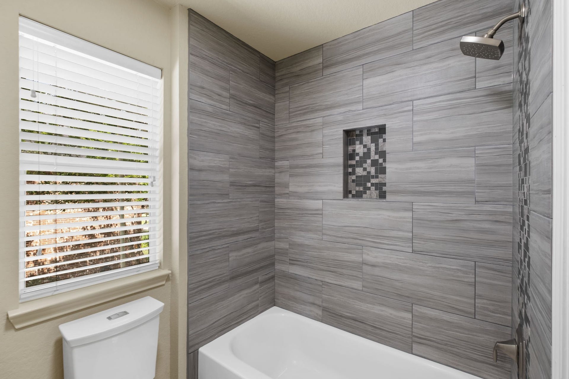 9614 Pennington Lane, Missouri City, TX 77459 Updated fixtures enhance this secondary bathroom.