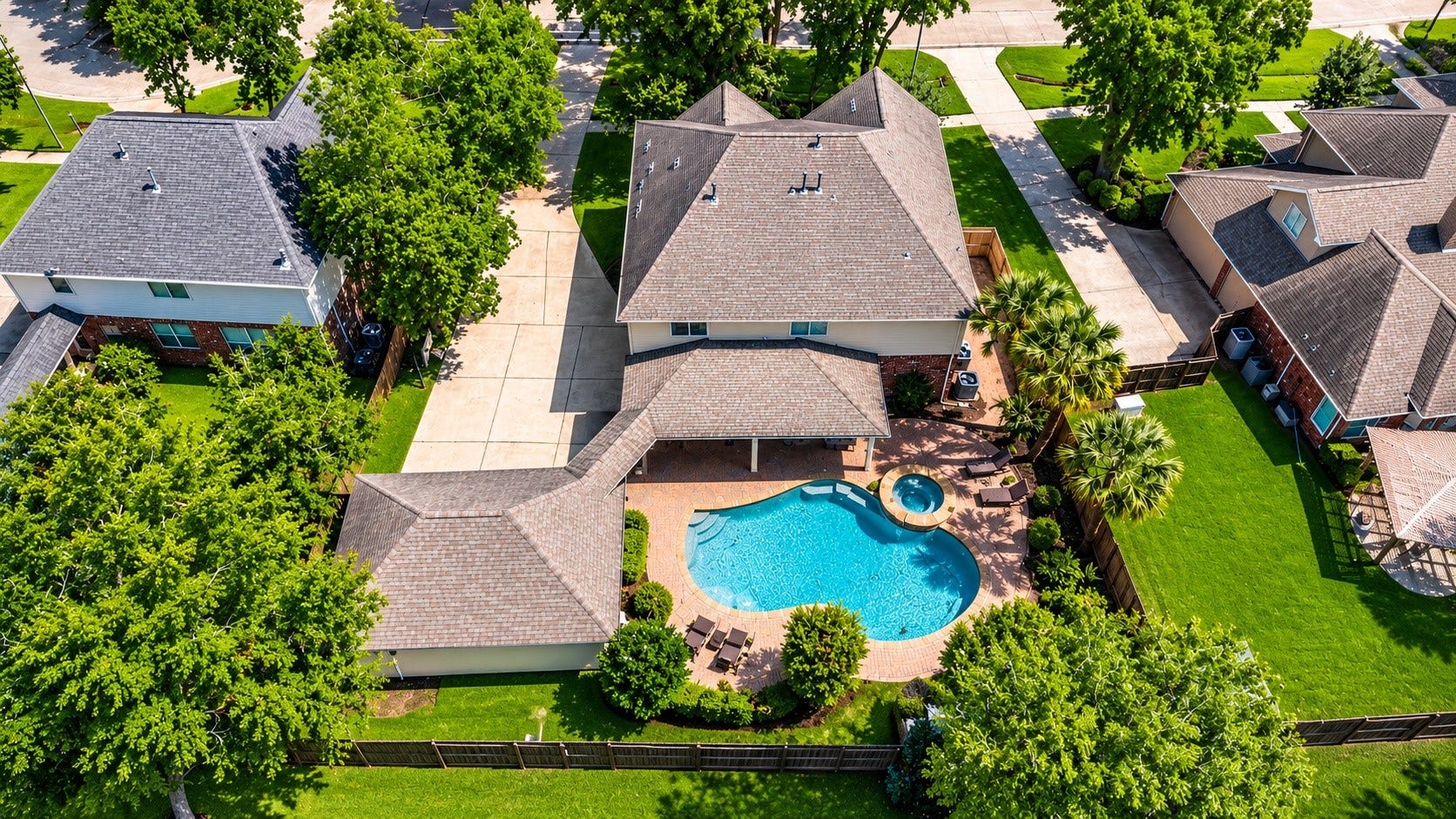 9614 Pennington Lane, Missouri City, TX 77459 Enjoy outdoor entertaining beneath the spacious covered patio.
