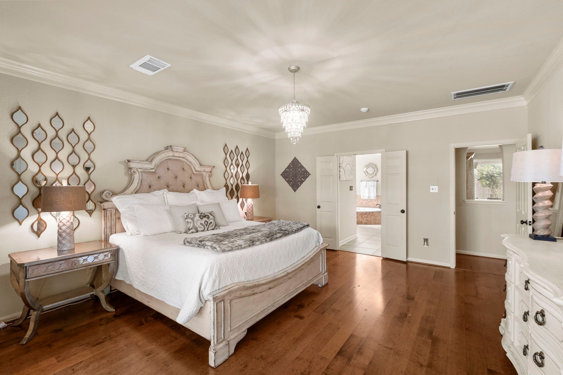 9614 Pennington Lane, Missouri City, TX 77459 Spacious primary suite offers a private retreat on the first floor.