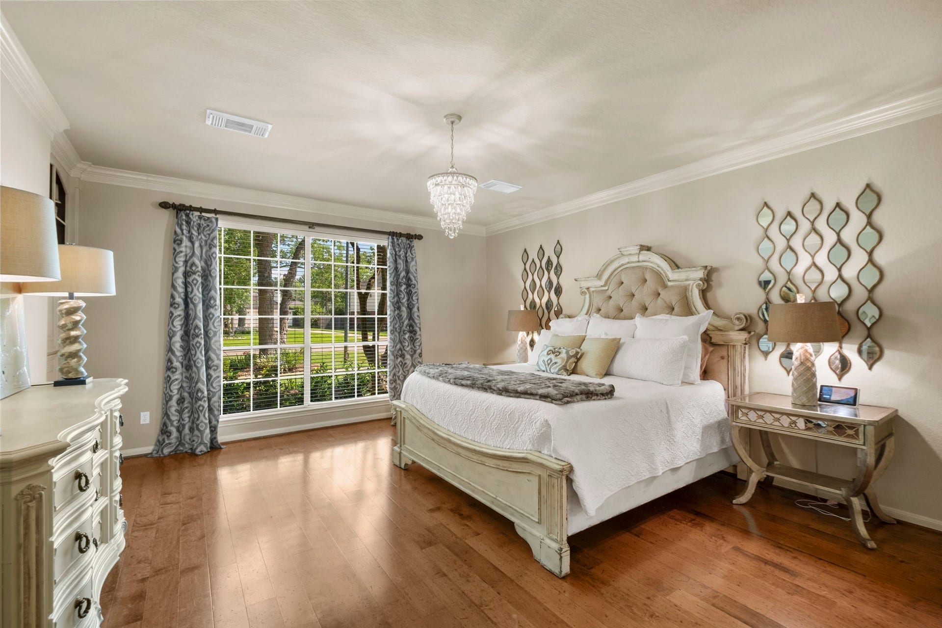 9614 Pennington Lane, Missouri City, TX 77459 Large primary bedroom features beautiful flooring and abundant natural light.