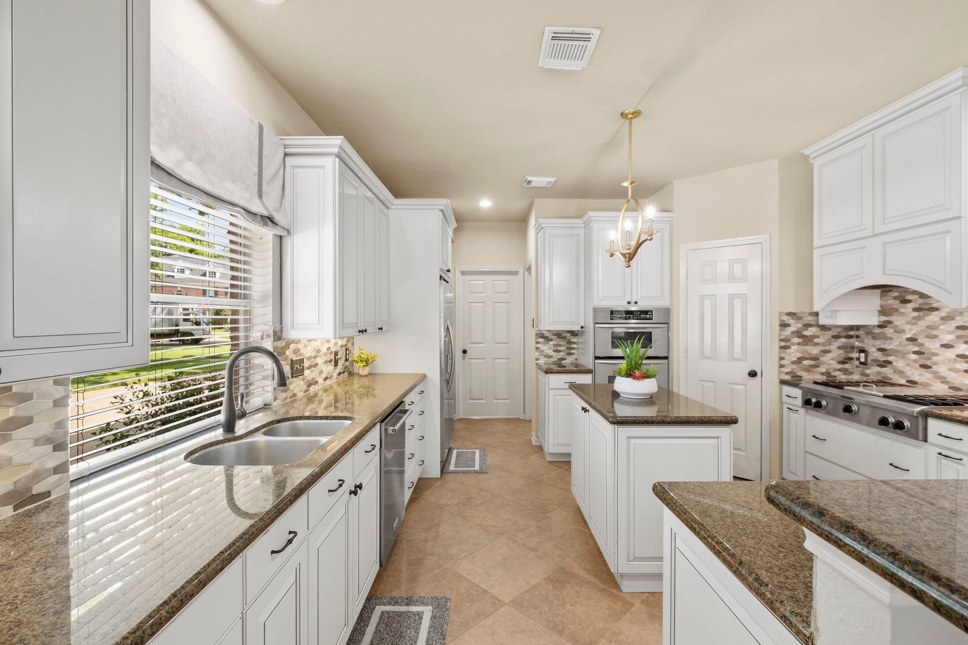 9614 Pennington Lane, Missouri City, TX 77459 Completely updated kitchen designed with both style and functionality in mind.