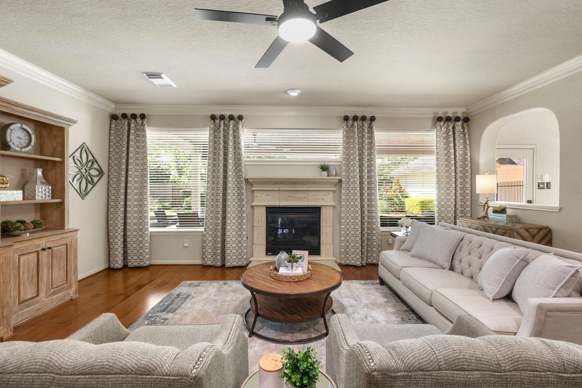 9614 Pennington Lane, Missouri City, TX 77459 Spacious living room filled with natural light and views of the backyard oasis.