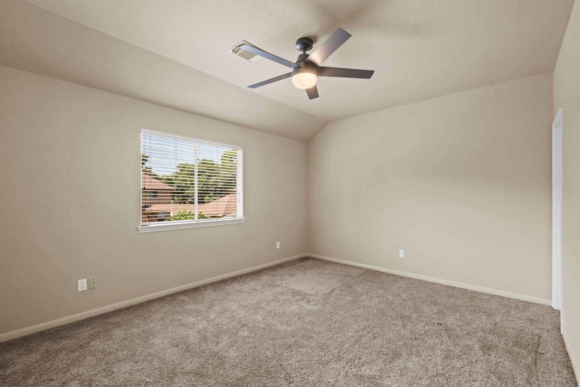 9614 Pennington Lane, Missouri City, TX 77459 Versatile home office can easily serve as a bedroom or hobby room.