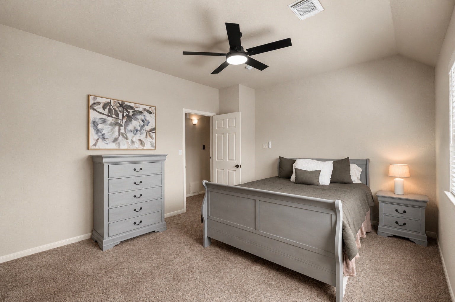9614 Pennington Lane, Missouri City, TX 77459 Spacious secondary bedroom with room to personalize.