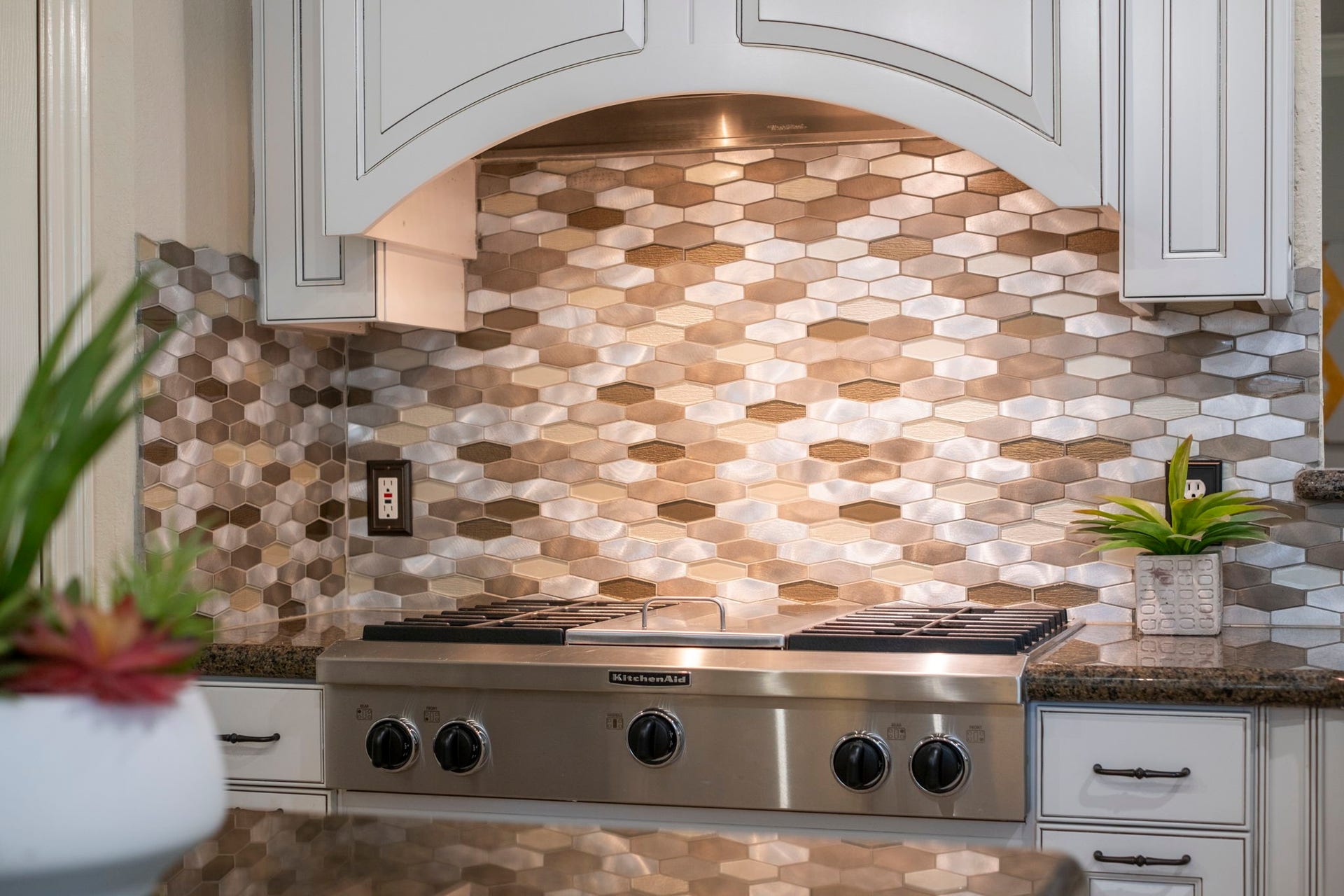 9614 Pennington Lane, Missouri City, TX 77459 Gas cooktop makes meal preparation effortless for home chefs.
