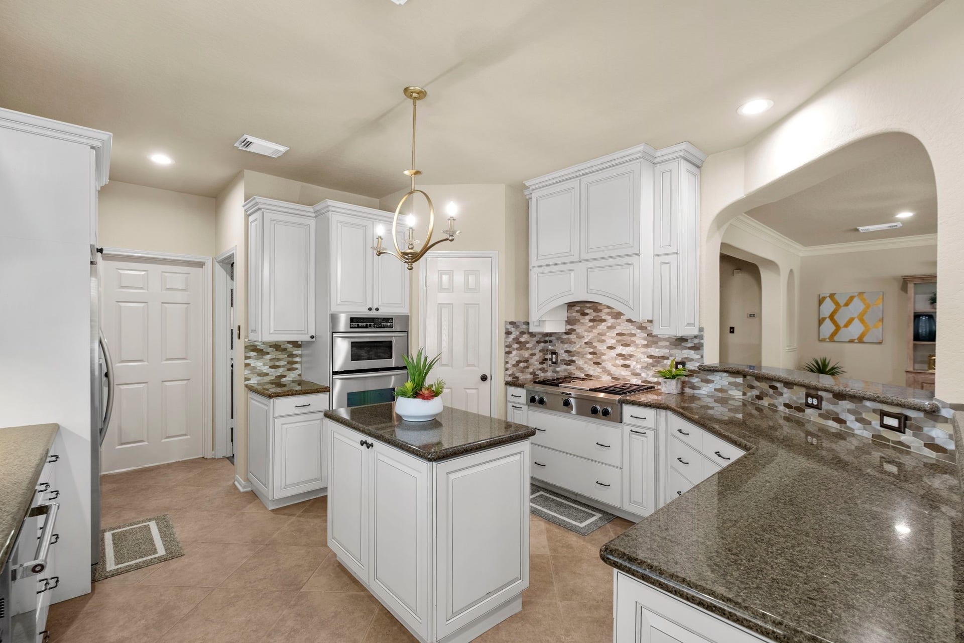 9614 Pennington Lane, Missouri City, TX 77459 Single wall oven with convection microwave provides versatile cooking options.