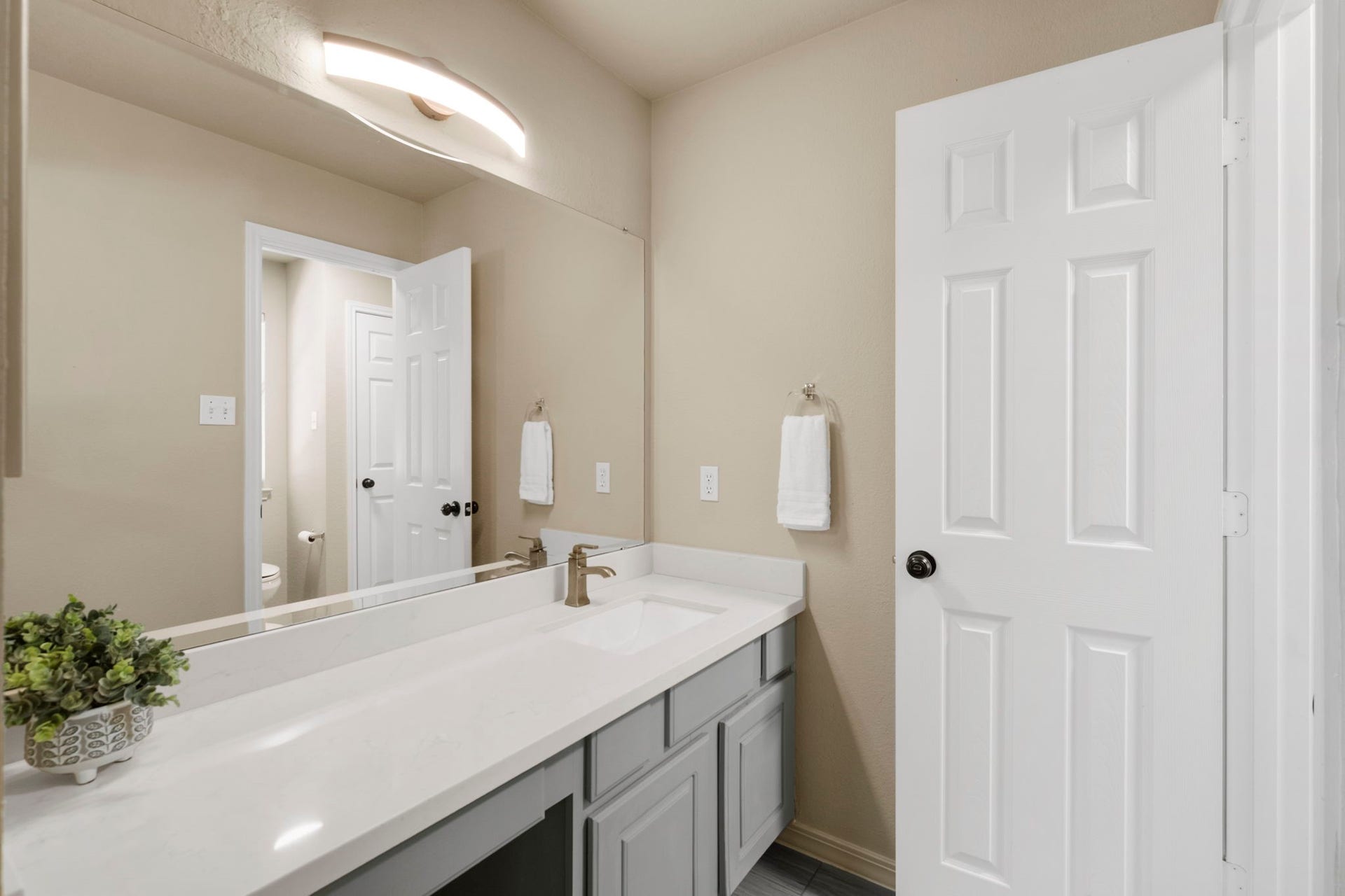 9614 Pennington Lane, Missouri City, TX 77459 Secondary bathroom beautifully remodeled with updated finishes.