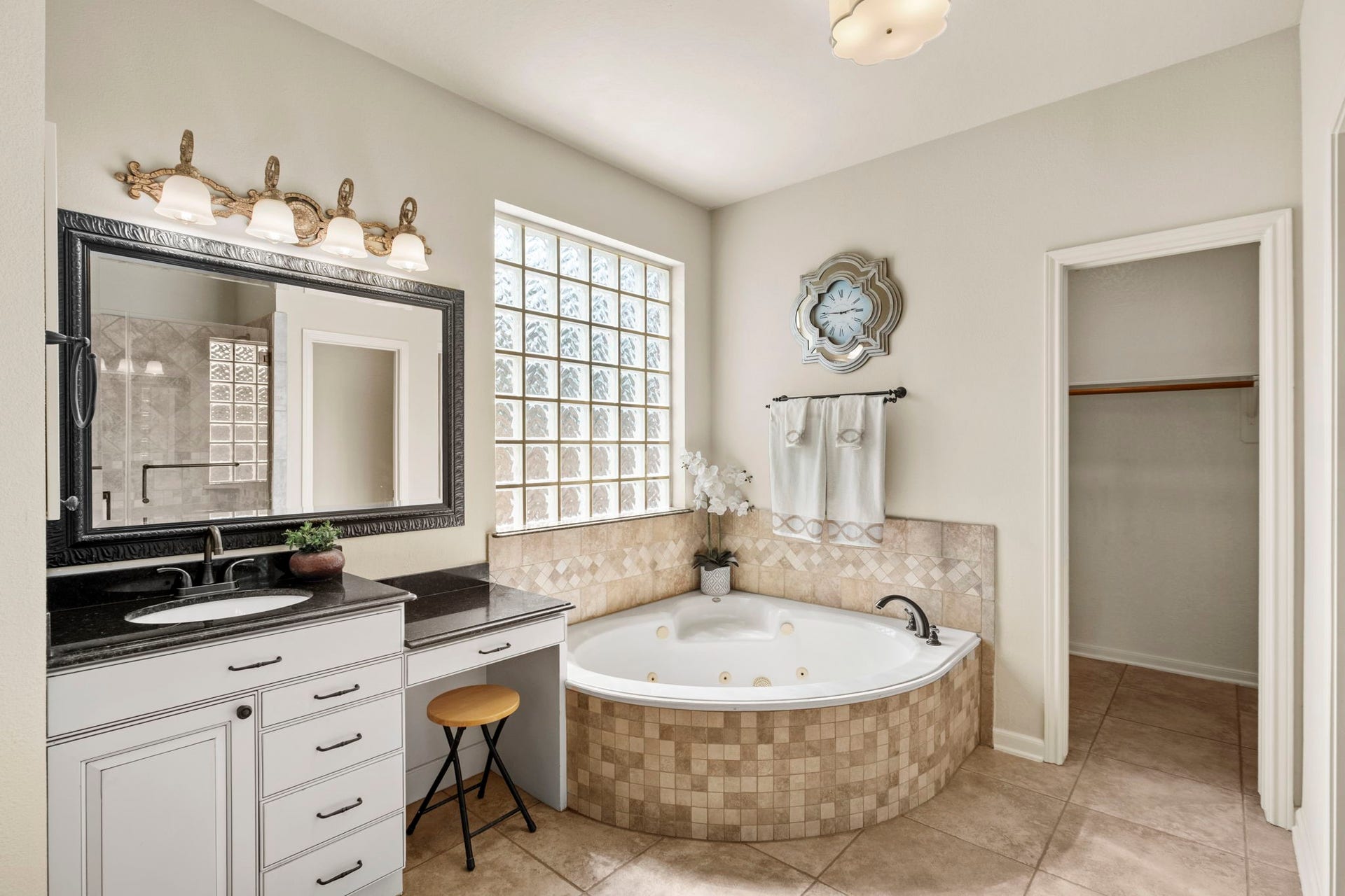 9614 Pennington Lane, Missouri City, TX 77459 Spacious primary bath offers both comfort and functionality.