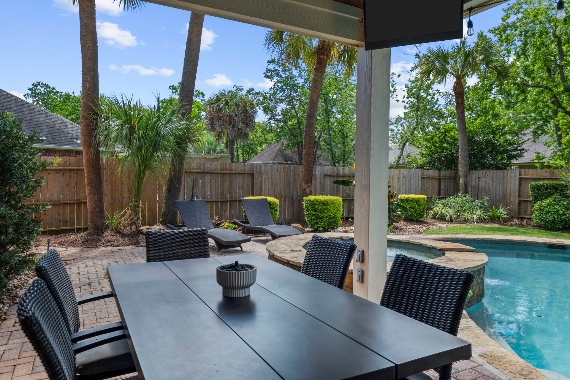 9614 Pennington Lane, Missouri City, TX 77459 Enjoy the views while relaxing under the covered back patio!