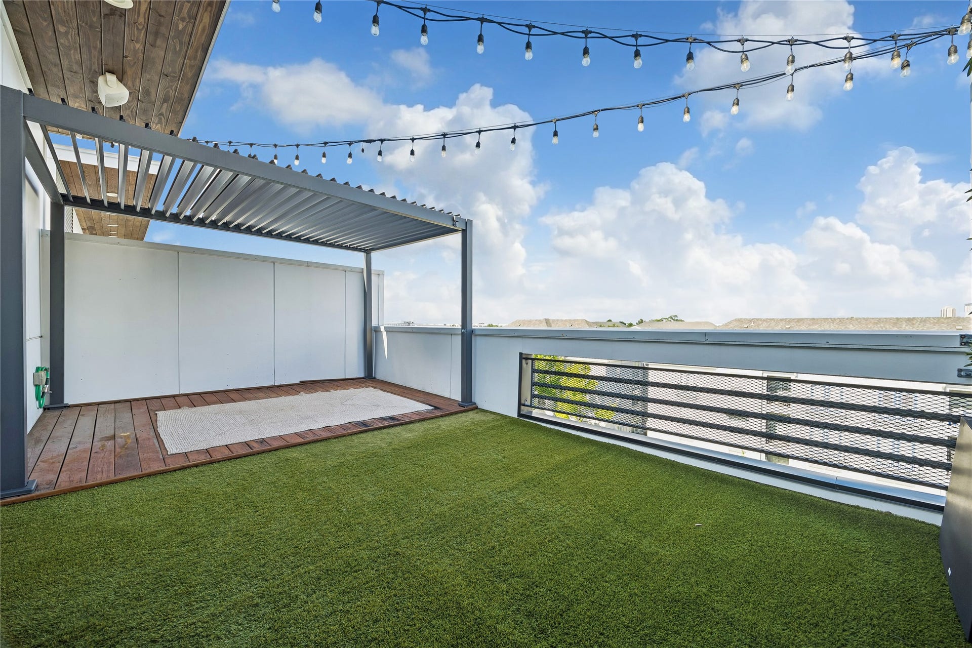 513 Memorial Heights Drive, Houston, TX 77007 Astroturf and decking on the rooftop terrace