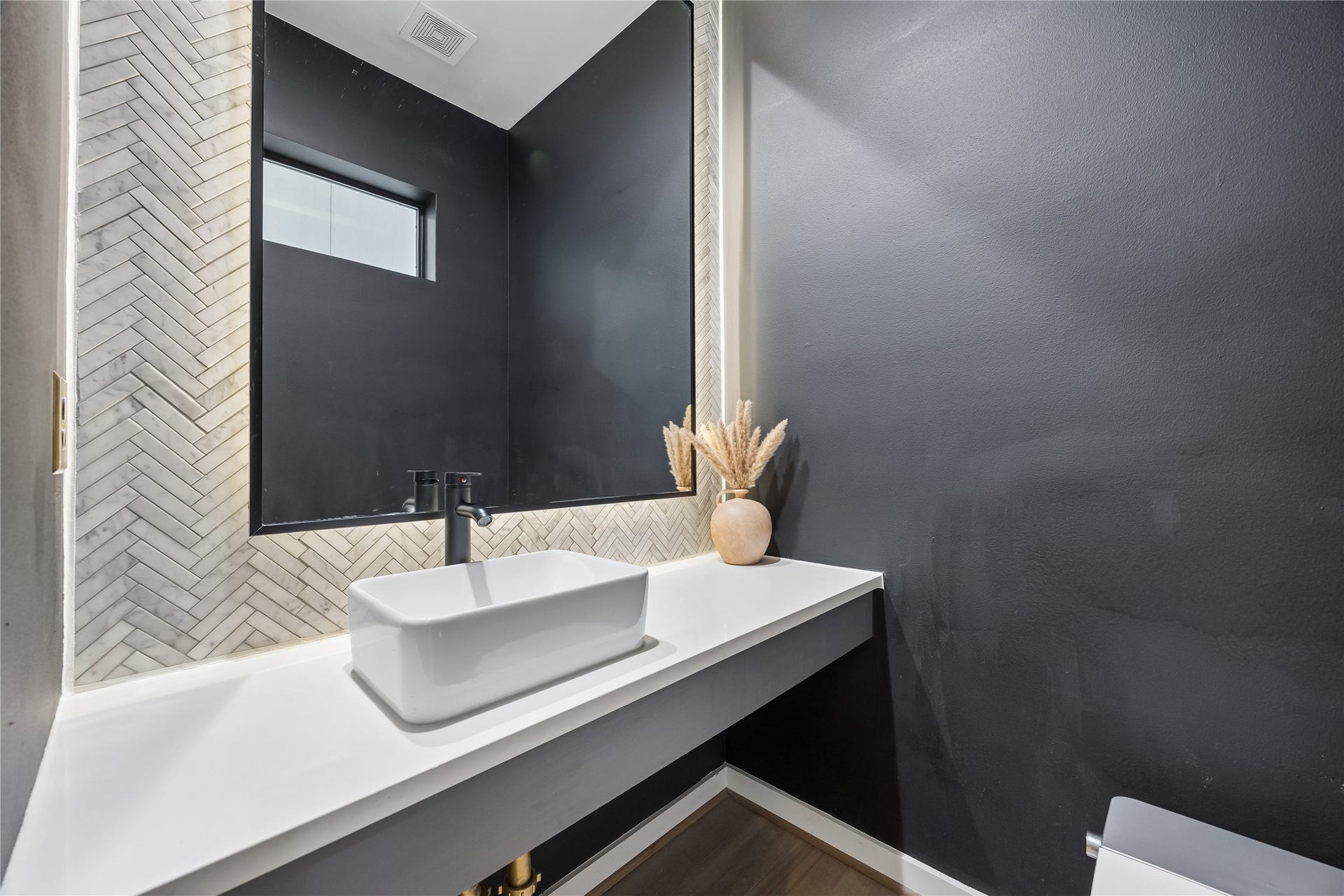 513 Memorial Heights Drive, Houston, TX 77007 Half bath on second-floor living with bedet