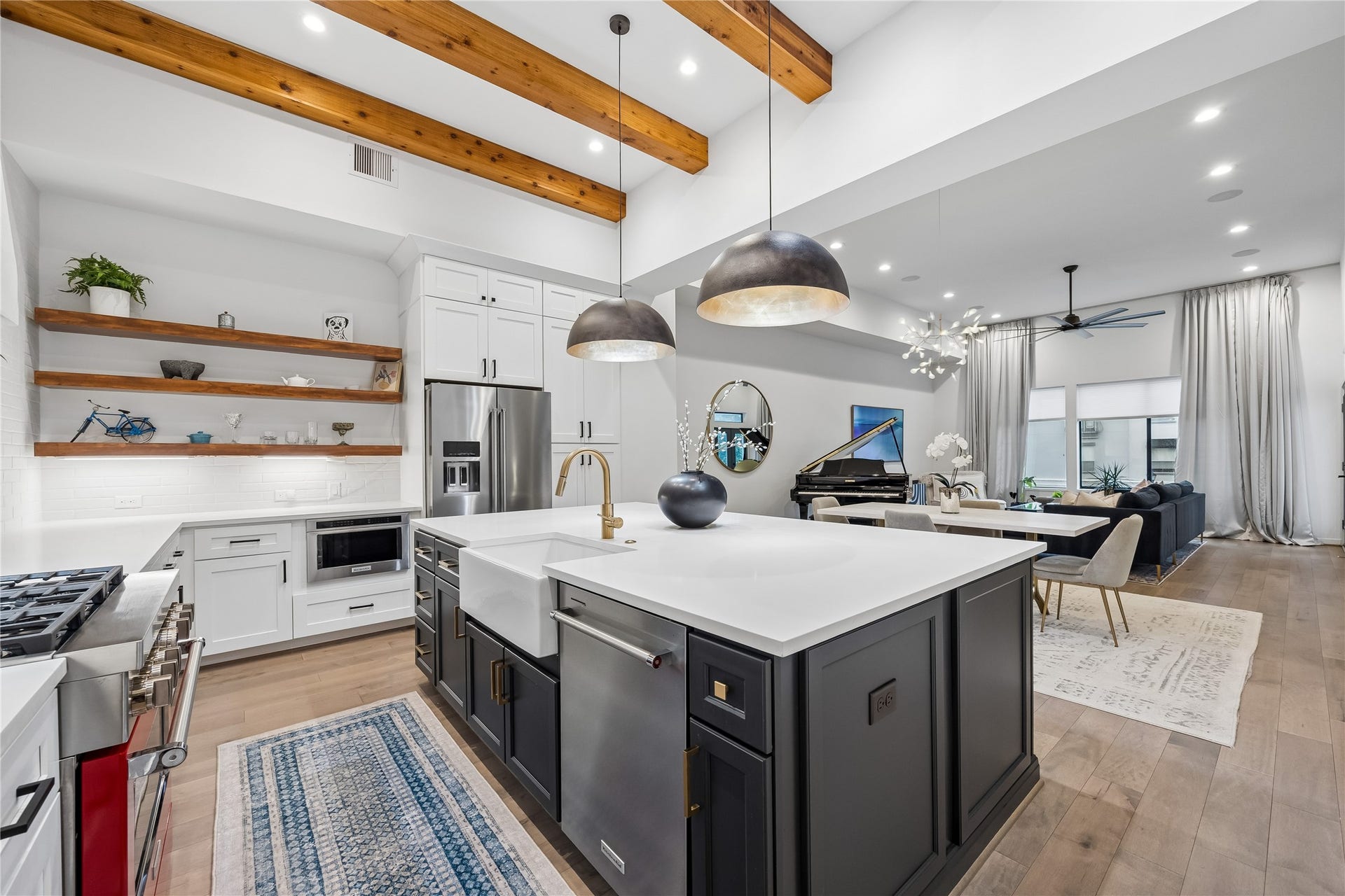 513 Memorial Heights Drive, Houston, TX 77007 Chef's kitchen open to dining and living