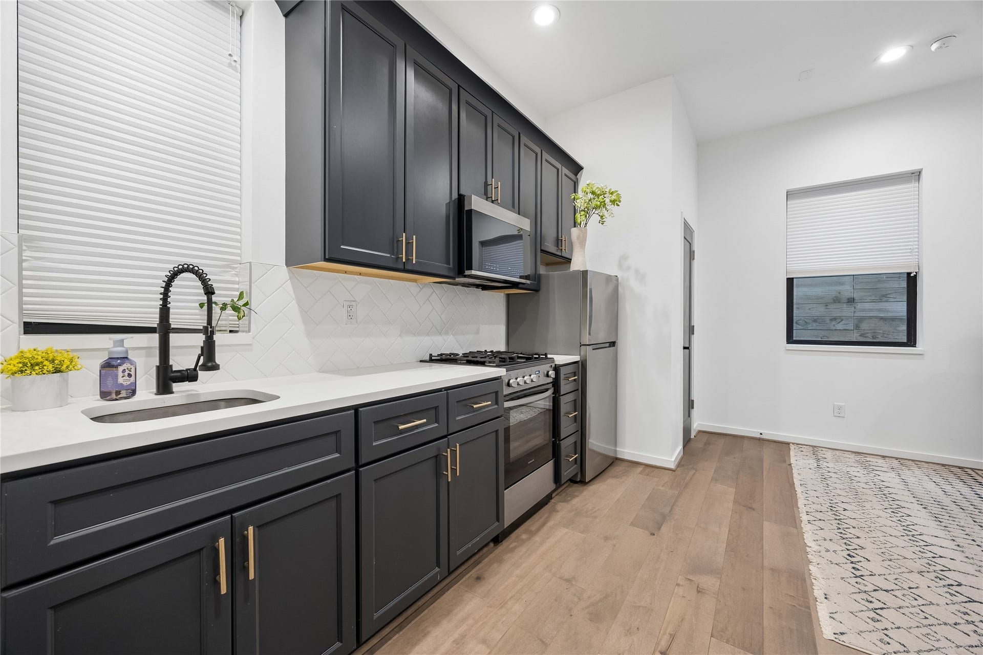 513 Memorial Heights Drive, Houston, TX 77007 First floor equipped with full kitchen