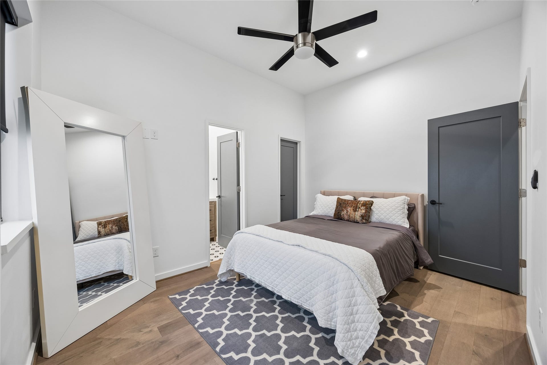 513 Memorial Heights Drive, Houston, TX 77007 Secondary bedroom on third floor