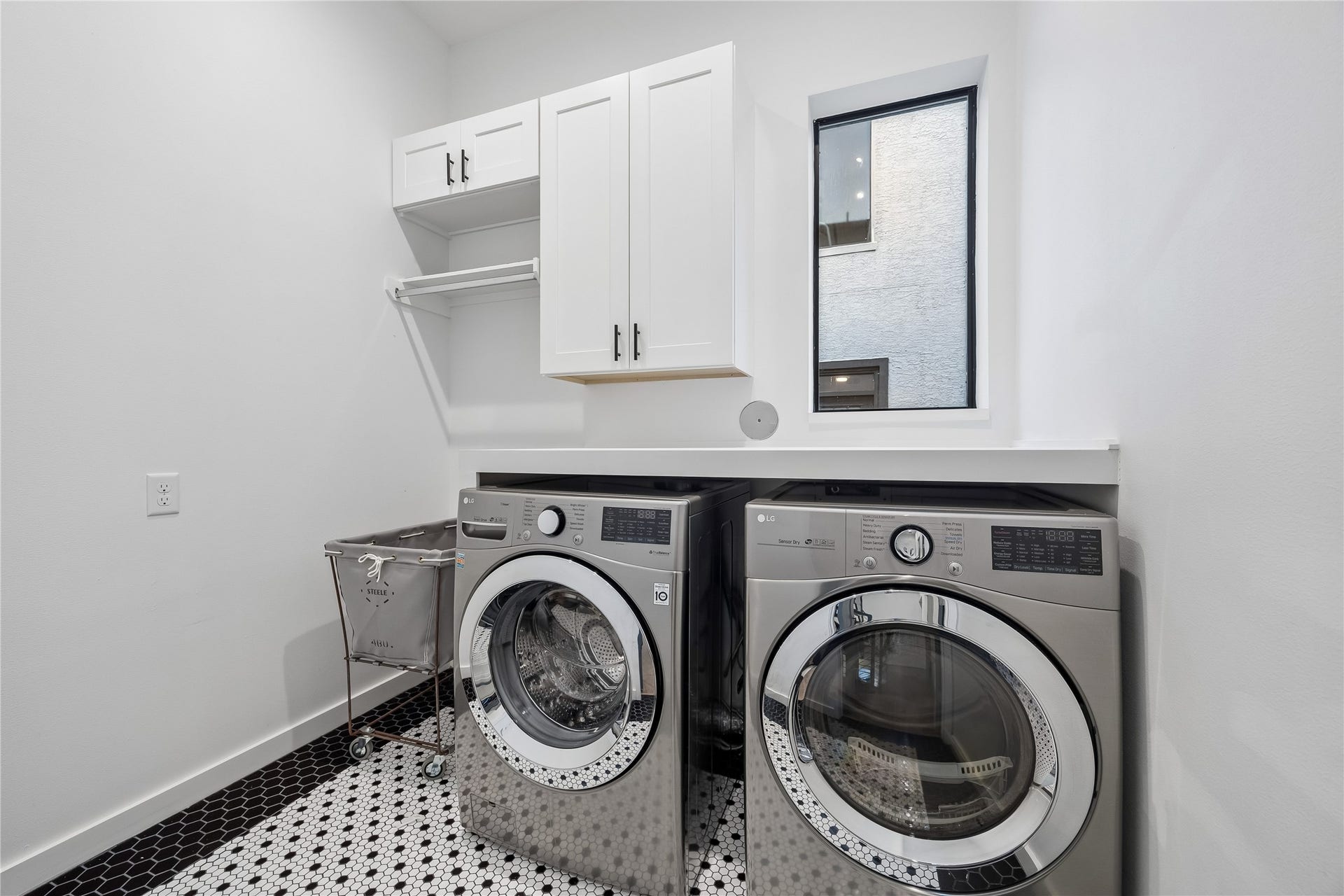 513 Memorial Heights Drive, Houston, TX 77007 Laundry on third floor