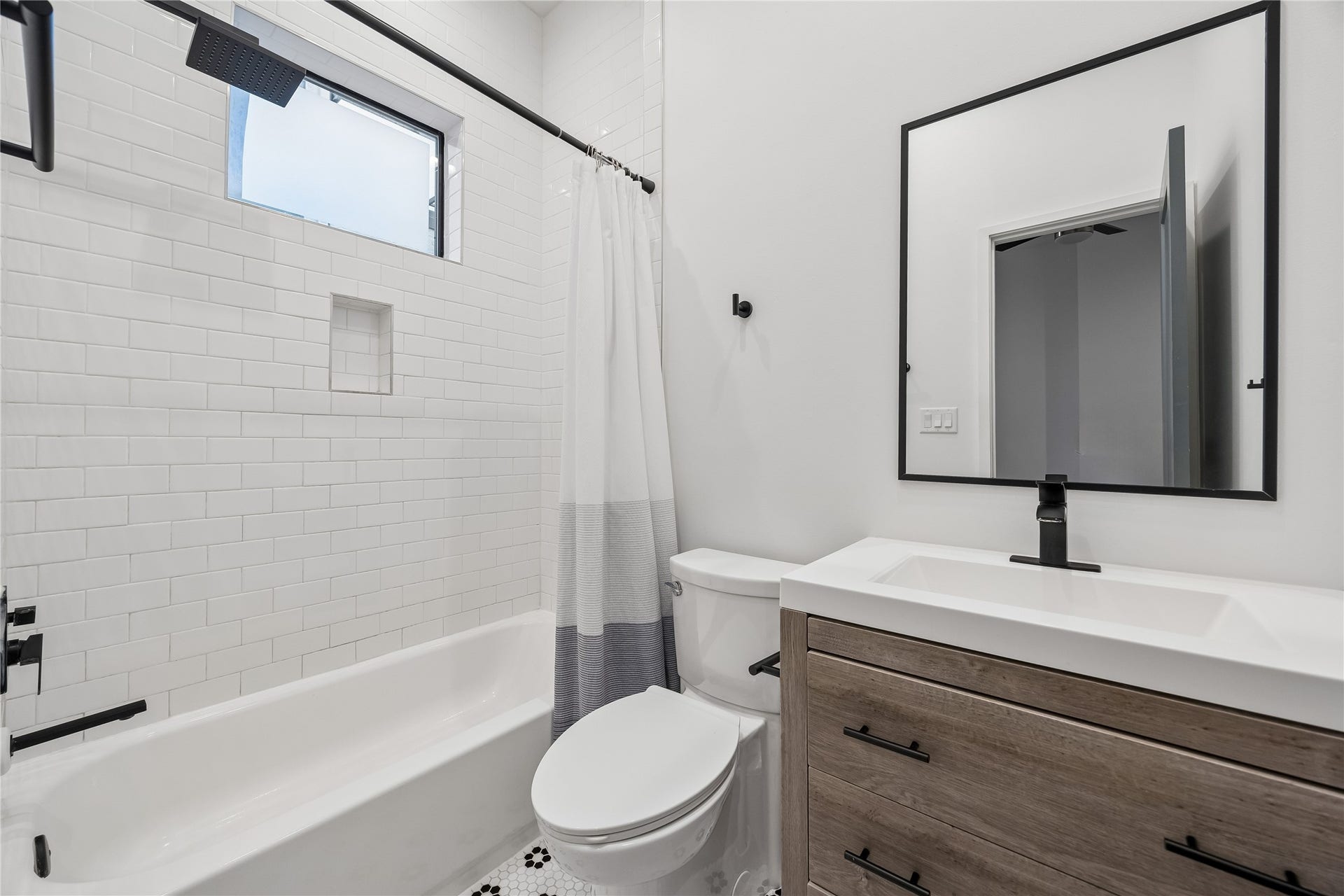 513 Memorial Heights Drive, Houston, TX 77007 Ensuite bathroom for secondary bedroom on third floor