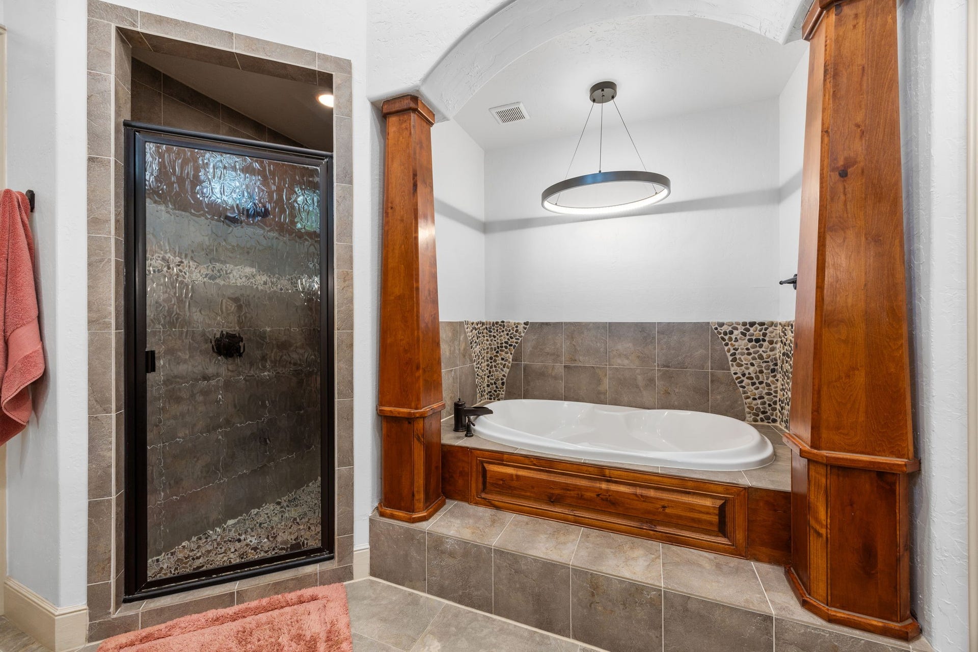 2734 Forest View, Richmond, TX 77406 Shower or soak your cares away in a comfortable jacuzzi.