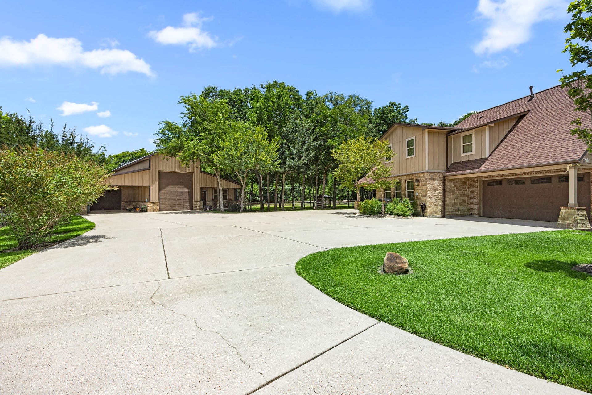 2734 Forest View, Richmond, TX 77406 The garage and carport on the left side of the home. ABUNDANT space for parking. The left building offers a 1,080 SF living quarter on the right. The center is perfect for an RV, travel Trailer and/or a fifth wheel, with room to spare. That area is 55' deep. The left has a carport and behind it is another garage and/or workshop.